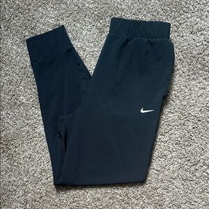 Nike Black Leggings with Elastic Waistband and Tapered Fit size small
